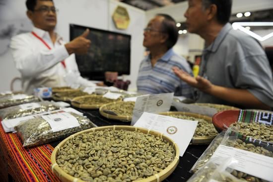 访客参观来自东帝汶的咖啡豆
