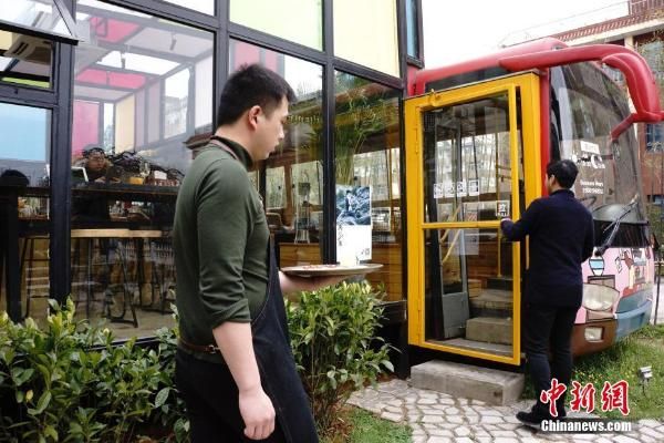景德镇街头现"汽车咖啡馆"