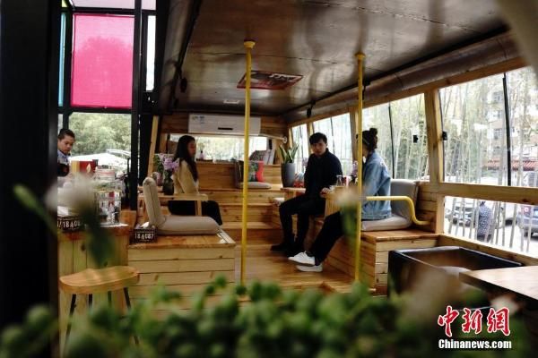 景德镇街头现"汽车咖啡馆" 2