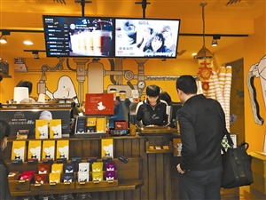  台北街头随处可见cama现烘咖啡专门店。