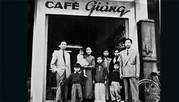 父亲Nguyen Van Giang一手创立的鸡蛋咖啡品牌