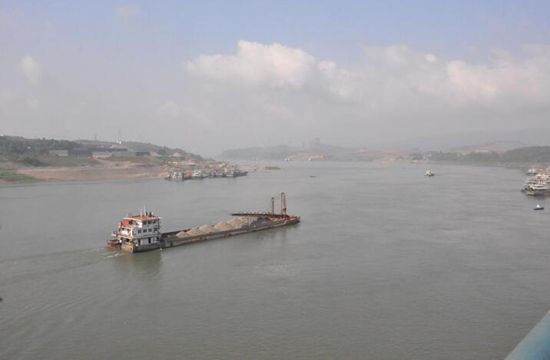 长江黄金水道上的货船正从重庆果园港驶过