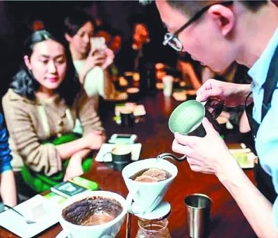 武汉人喝咖啡谈事成常态