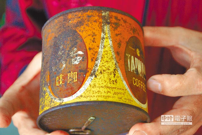 60年前咖啡包装是马口铁罐，还贴心附上小开罐器。
