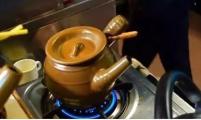中药瓦煲煮出醇香咖啡 竟已有200多年历史