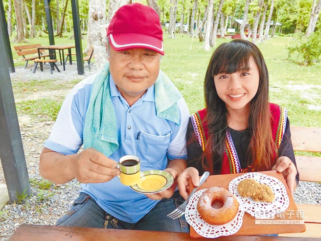 每到假日，蔡新检（左）和女儿蔡御君，就会让东源森林游乐区飘散浓郁咖啡香。