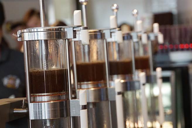 蒸汽庞克咖啡机集合了手冲、虹吸与法式滤压等3种咖啡冲煮方式于一身，可降低冲煮咖啡过程中的变因。