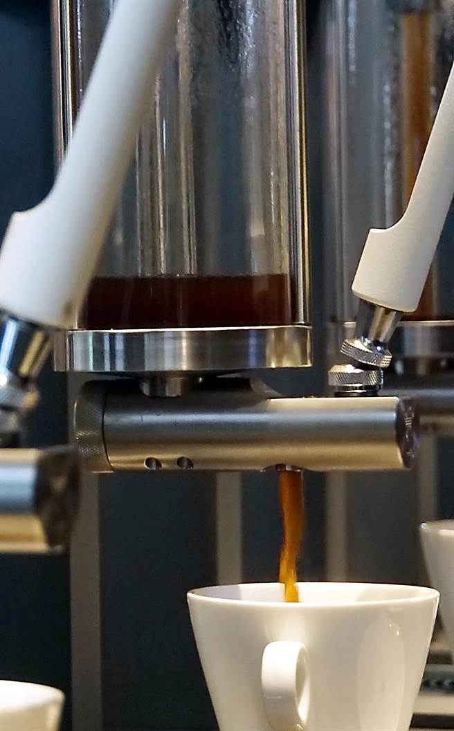 蒸汽庞克」将咖啡冲煮好后，只要开启底部阀口，就会流出咖啡液，过程轻松且省时