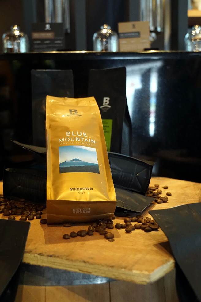 伯朗咖啡二代店「Mr. Brown Specialty Coffee」，引进包括牙买加克莱斯德庄园的蓝山咖啡豆，以「蒸汽庞克」冲煮出精品咖啡 。