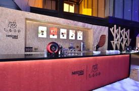 当你转向手冲咖啡时，雀巢想用快闪店和Blue Bottle留住你