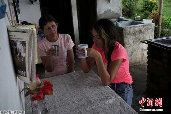 生活在咖啡园里的母女俩早餐时享用自己家生产的咖啡