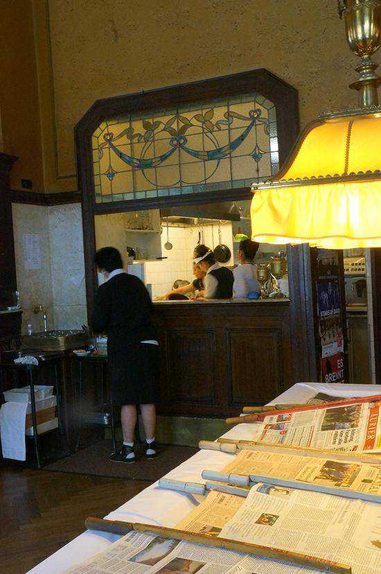 摆着老式报纸架的维也纳咖啡馆