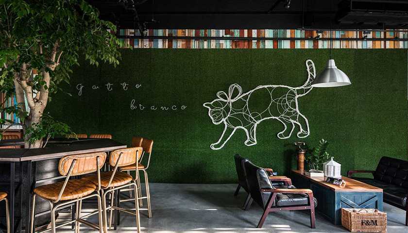 这家餐厅融入韩式咖啡馆的空间感，复古与前卫并存