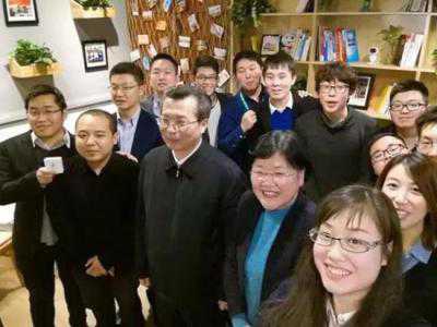 陕西省委常委、西安市委书记王永康来到蒜泥创客咖啡厅与青年创业者们交流创业创新。