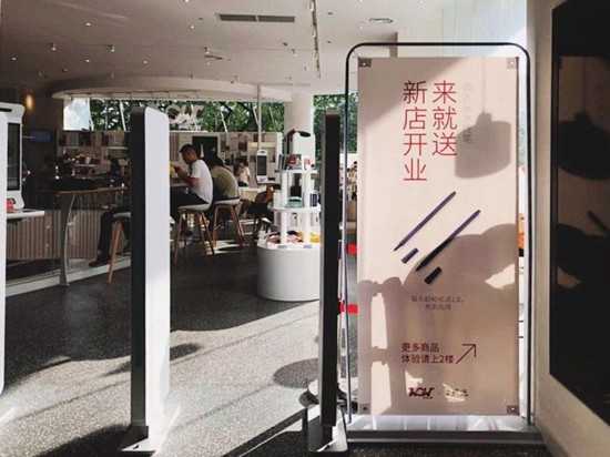 扶手梯上来的用餐区主入口