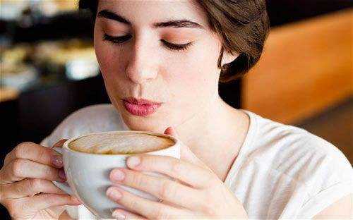 女性喝咖啡