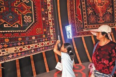阿塞拜疆园，厅廊中央的祈祷毯旁配有放大镜