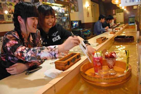 日本推出流水咖啡馆 饮食随流水送至顾客面前3