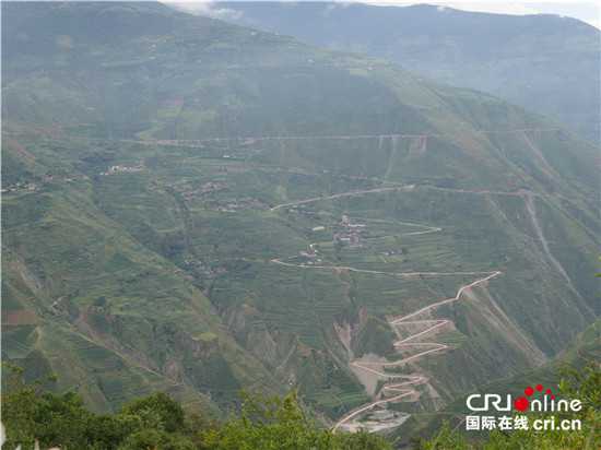 “朱苦拉”在彝语中是“弯弯曲曲的山路”之意，进村需要经过九十九道弯，八十八道坎