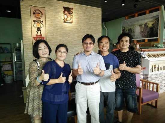 原民会主委谷纵．喀勒芳安（左三）祝贺学员的咖啡店开业成功。
