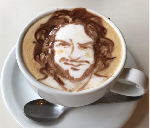 帕托网晒自己肖像画的咖啡 
