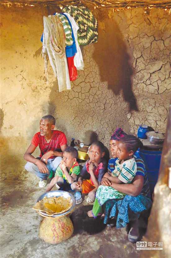 东非贫民一家人食用英杰拉补充体力。