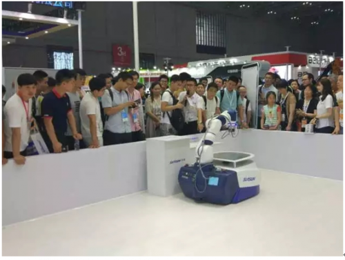 国内首个机器人主题咖啡厅 亮相中国国际机器人展