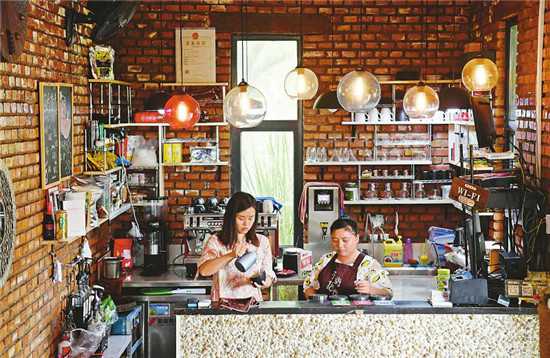 曾在某高校任职的杨雯子(左)辞掉工作在高槐村开了家格调咖啡馆