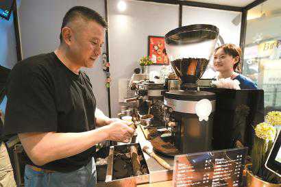 “嘿咖啡”的上海爷叔正在制作“网红”咖啡