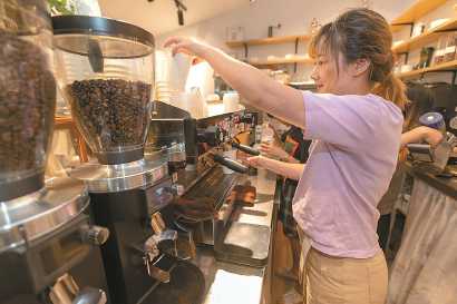 “coffee is”咖啡店同一种咖啡豆会呈现不同风味。