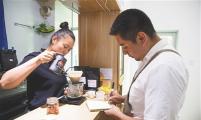 跨国夫妻在海南创办咖啡豆烘焙工坊