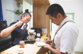 跨国夫妻在海南创办咖啡豆烘焙工坊
