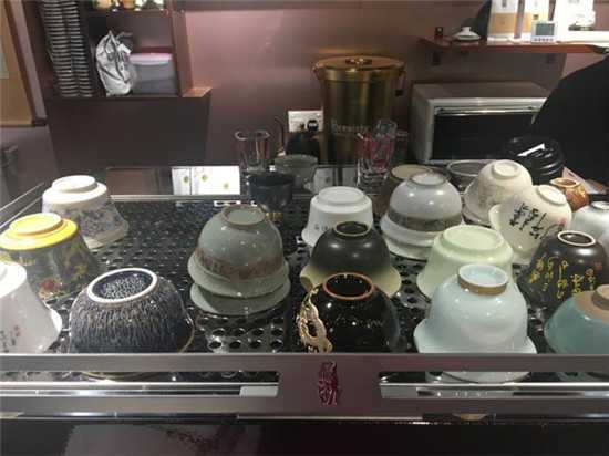 这家咖啡厅所有器皿都是各种传统茶具