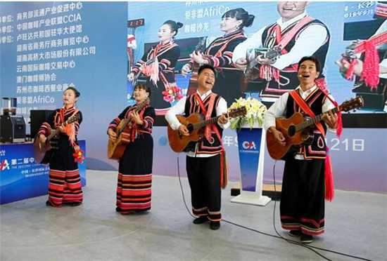 来自云南的李娜倮团队演绎《快乐拉祜》带动了全场气氛