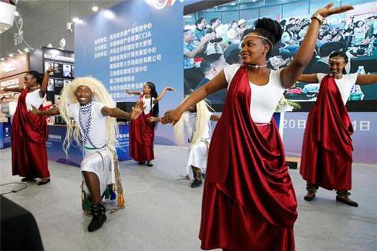 来自卢旺达的传统舞蹈表演吸引场内观众热烈欢呼
