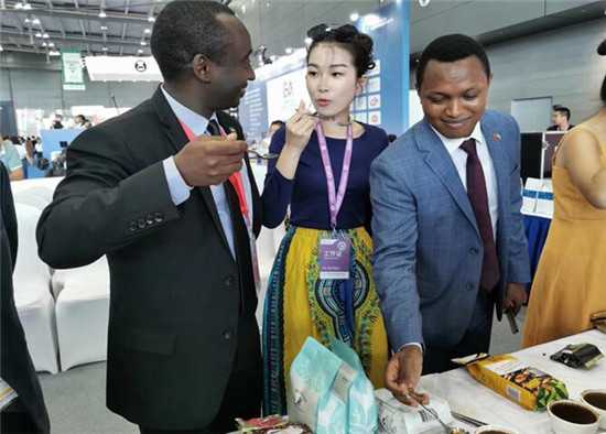 卢旺达驻华大使代办Virgile Rwanyagatare（左）、爱非盟AfriCo创始人李青女士（中）与卢旺达驻华商务参赞Samuel Abikunda共同进行卢旺达咖啡杯测