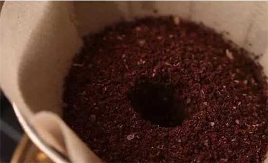 咖啡粉搓个小洞