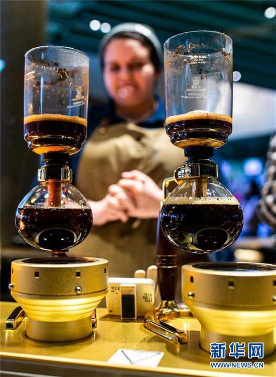 店员在世界最大星巴克店制作咖啡