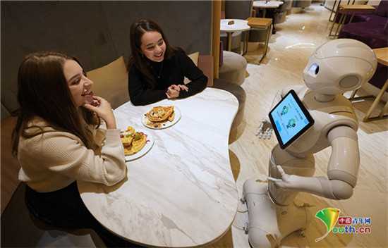 日本机器人在咖啡馆里“打工” 通过“察言观色”推荐菜单