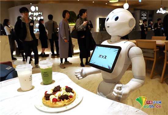 日本机器人在咖啡馆里“打工” 通过“察言观色”推荐菜单2