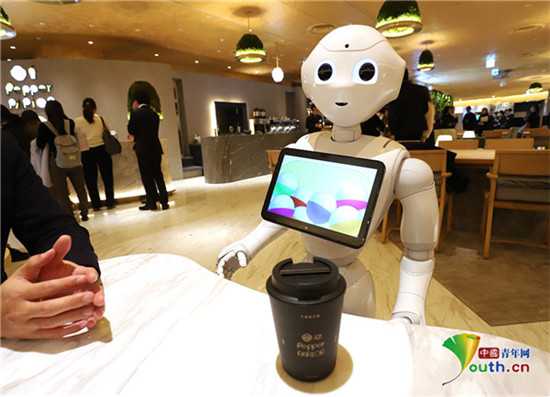 日本机器人在咖啡馆里“打工” 通过“察言观色”推荐菜单4