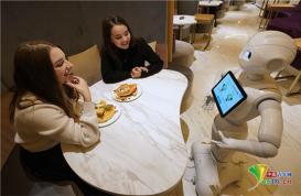 日本机器人在咖啡馆里“打工” 通过“察言观色”推荐菜单
