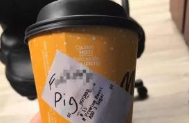 美国警察买咖啡时被羞辱，杯子上写着几个大字：该死的猪