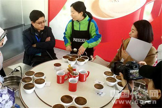 咖啡中心工作人员介绍到场咖啡的品评及等级划分，这一环节决定了是否要收购农户送来的咖啡豆及定价。