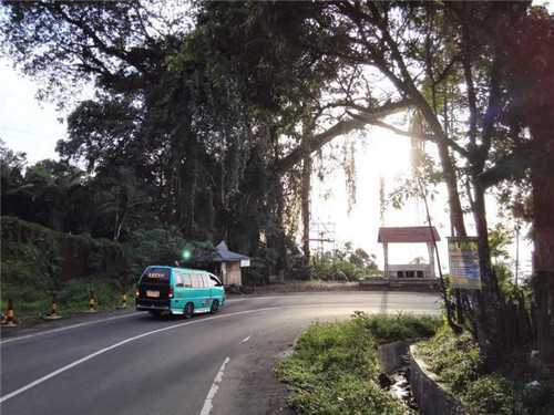 翻越山脉进入盆地的道路