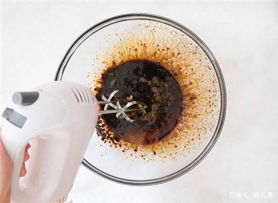结合咖啡，糖和热水