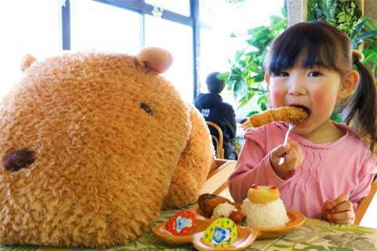 日本咖啡馆中摆满水豚玩偶，意在提醒人们保持社交距离4