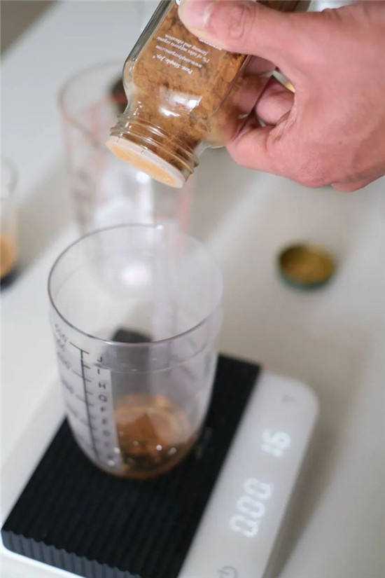 5个步骤在家做一杯燕麦肉桂冰咖啡（7）