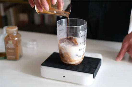5个步骤在家做一杯燕麦肉桂冰咖啡（10）