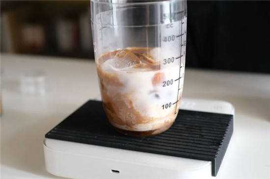 5个步骤在家做一杯燕麦肉桂冰咖啡（11）